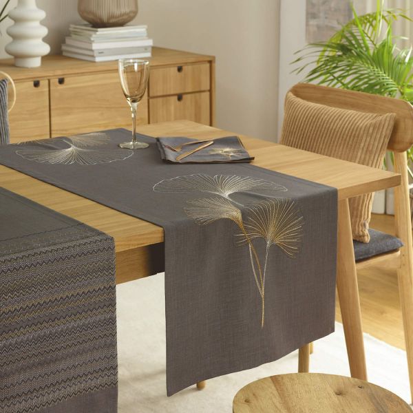 Tischläufer BILOBA mit handgeführter Stickerei von Sander | Sander table&home Tischwäsche