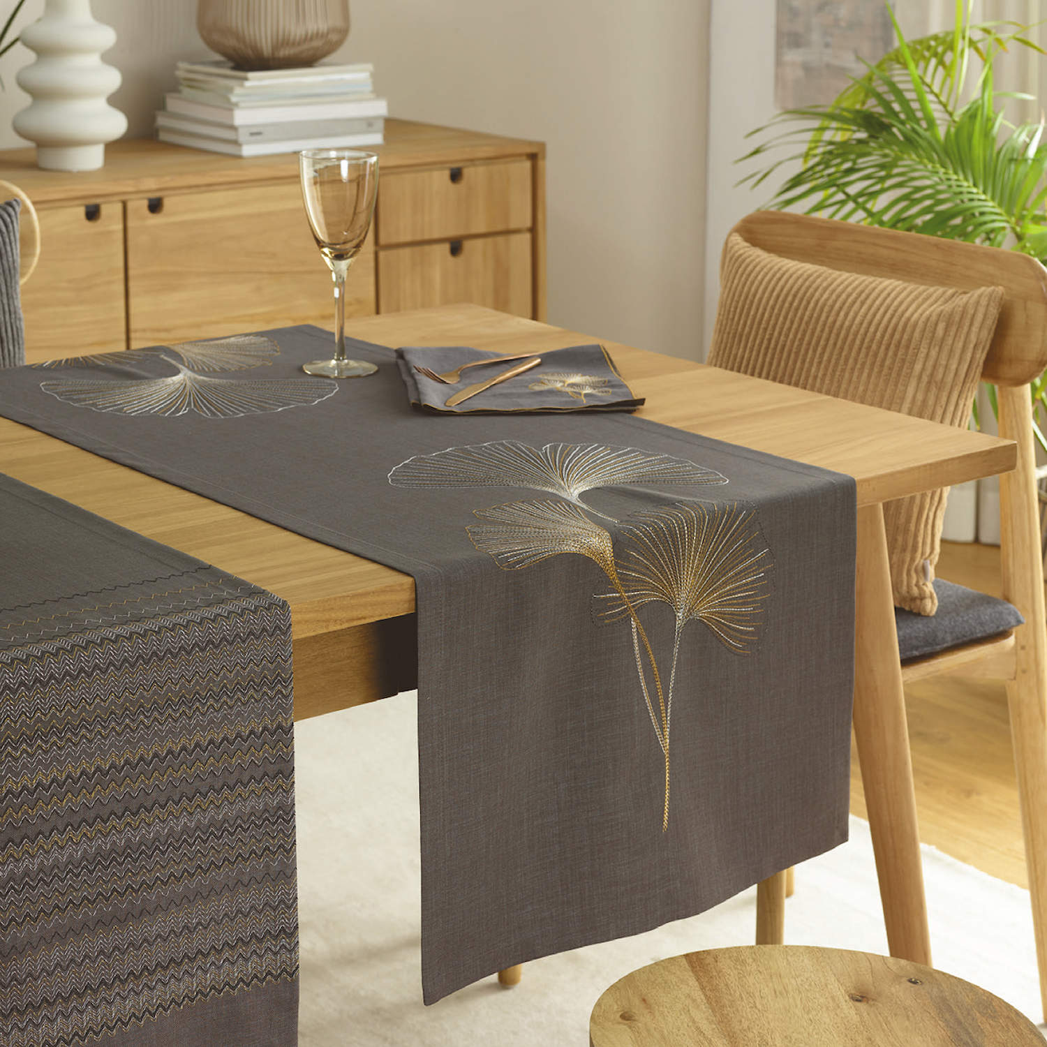 Tischläufer BILOBA mit Sander handgeführter von Sander | Tischwäsche table&home Stickerei