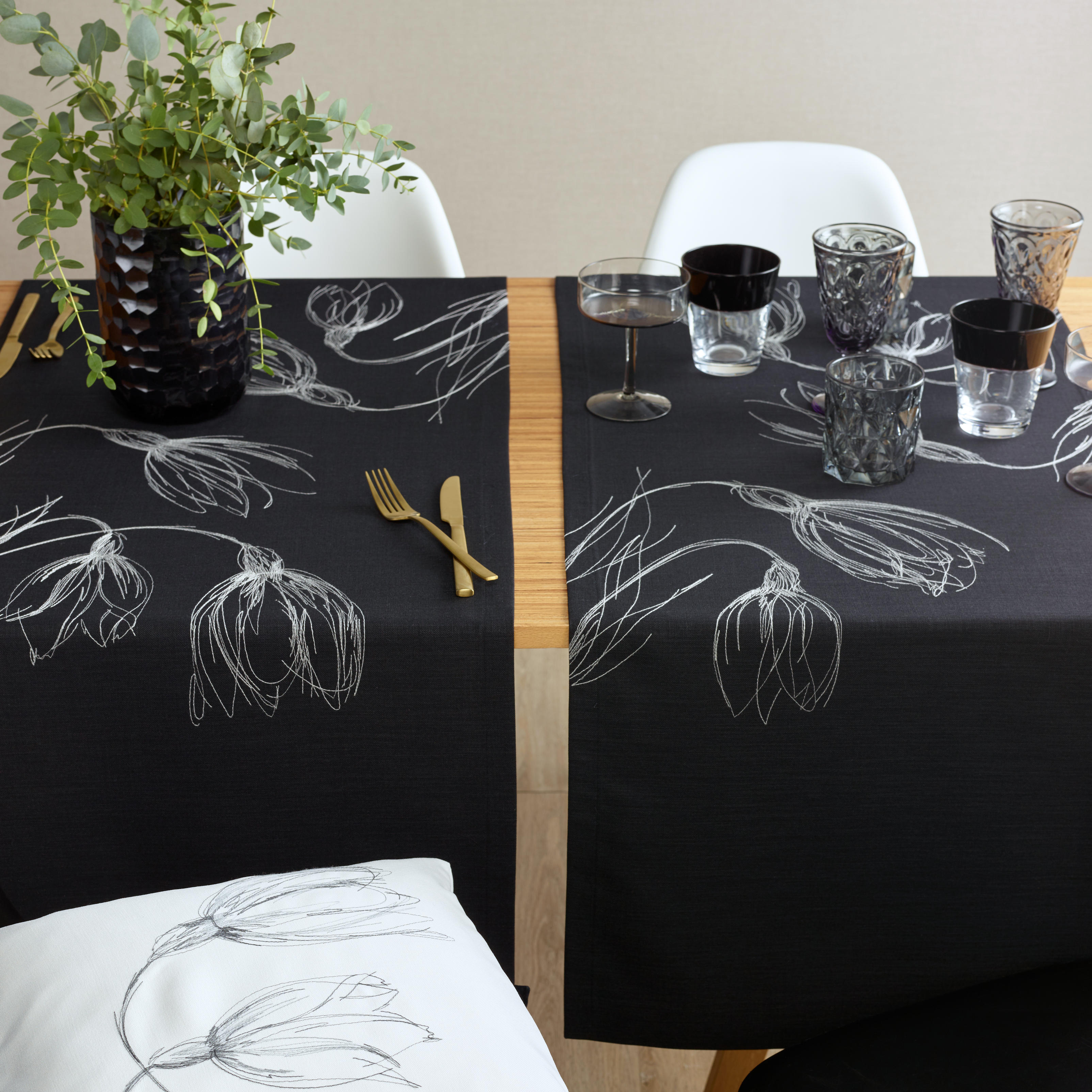 Tischläufer BLACK DROPS mit | von Stickerei table&home Tischwäsche Sander Sander handgeführter
